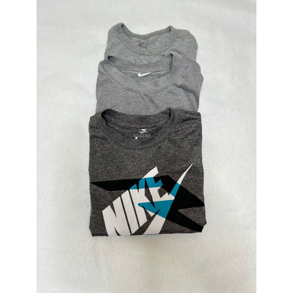 3 T-Shirt Bundle mix Boys Small  Good